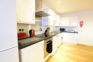 Refrigerador con freezer, microondas, horno, lavavajillas