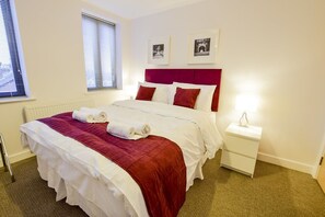 In-room safe, iron/ironing board, free WiFi, bed sheets - Roomspace Apartments -Kirk Court (Dorking)