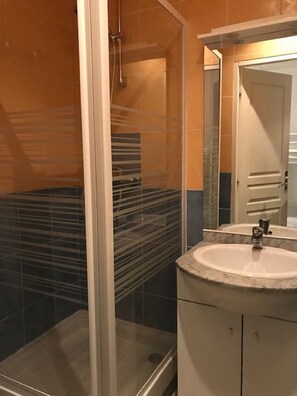 Vierpersoonskamer | Badkamer | Een douche, een regendouche, handdoeken