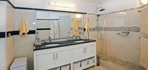 Bathroom sink - Villa Amaryllis (Lowlands)