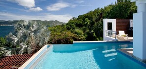 Piscine à débordement