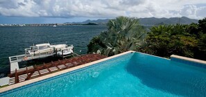 Hồ bơi ngoài trời