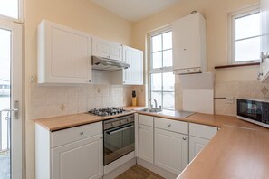 Exclusive-huoneisto, 3 makuuhuonetta | Yksityinen keittiö | Jääkaappi, mikroaaltouuni, uuni, liesi