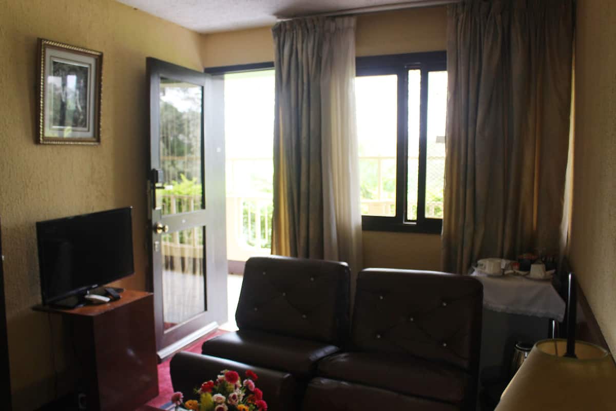 Suite, 1 Katil Ratu (Queen), Smoking, Courtyard View | Ruang tamu | 32 inci televisyen skrin rata dengan kabel, TV, pejabat