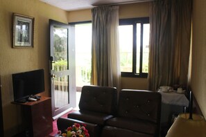 Suite, 1 Queen Bed, Smoking, Courtyard View | Living room