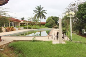 Una piscina al aire libre