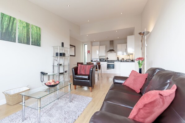 Appartement, 2 chambres | Salle de séjour | Téléviseur à écran plat