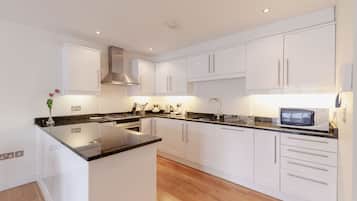 Apartment, 2 Bedrooms | Private kitchen | Fridge, microwave, oven, stovetop