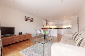 2 bedrooms, in-room safe, iron/ironing board, free WiFi - Roomspace Apartments -Marquis Court (Epsom)