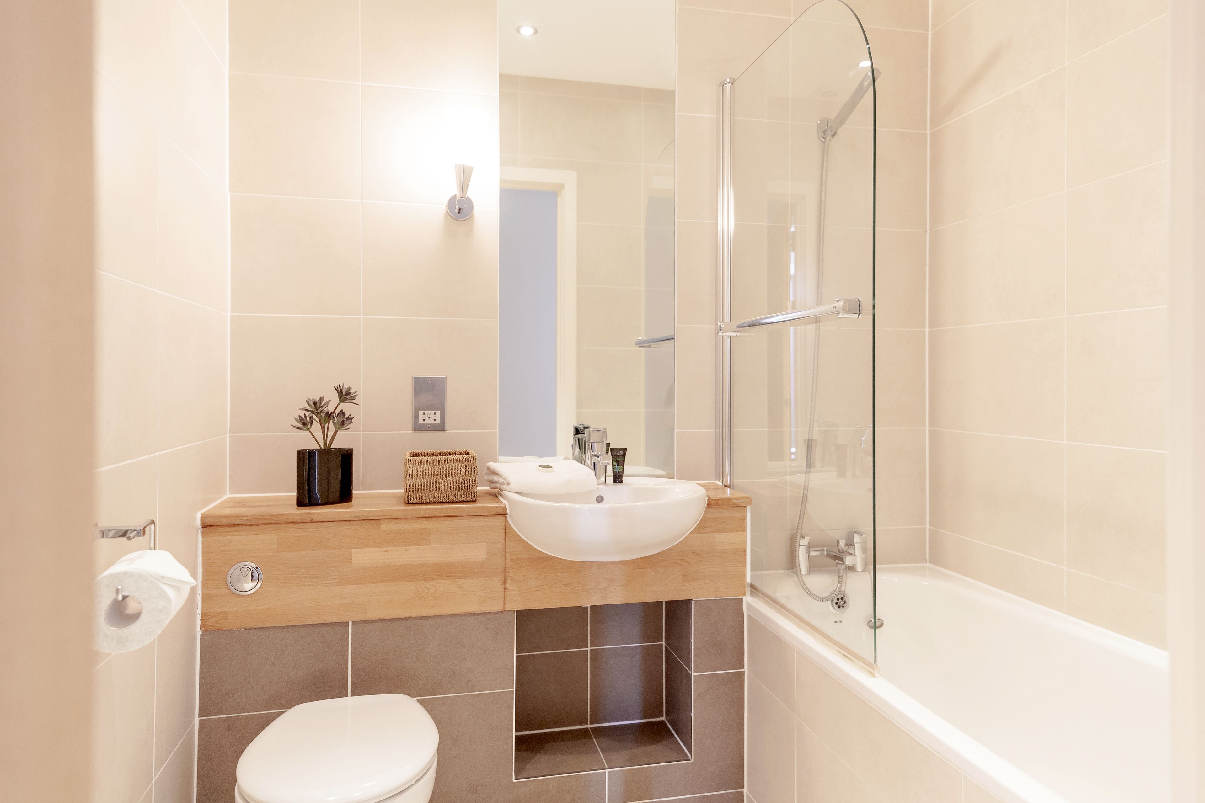 Une salle de bain moderne équipée de toilettes, d’un lavabo et d’une douche.
