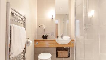 Apartment, 2 Bedrooms | Bathroom | Combined shower/bathtub, deep-soaking bathtub, hair dryer, towels
