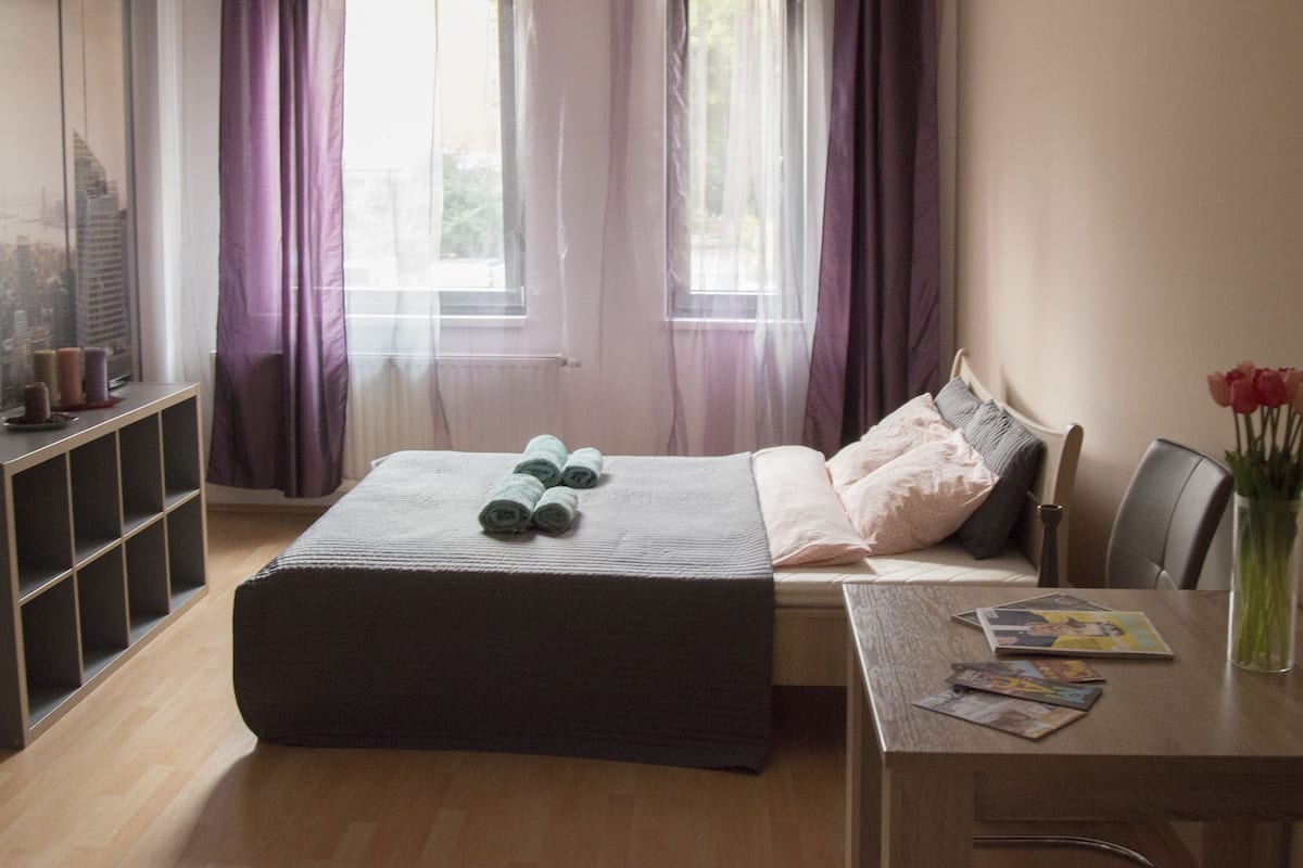Standard Studio, 1 Queen Bed | In-room dining
