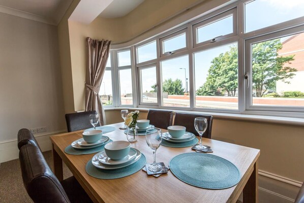 Apartment (Split Level) | In-room dining