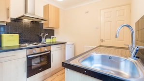 Apartment (Ground Floor) | Private kitchen | Fridge, microwave, oven, stovetop - Hamlet Heights (Southend-on-Sea)