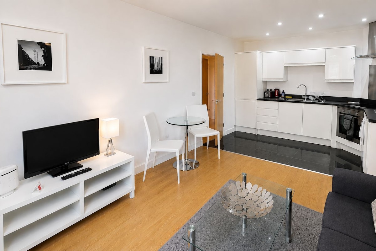 Apartamento, 1 quarto | Área de estar | Smart TV 40 polegadas com canais digitais