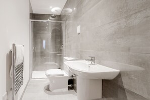 Combined shower/bathtub, deep-soaking bathtub, hair dryer, towels - Roomspace Apartments -Nouvelle House (Sutton)
