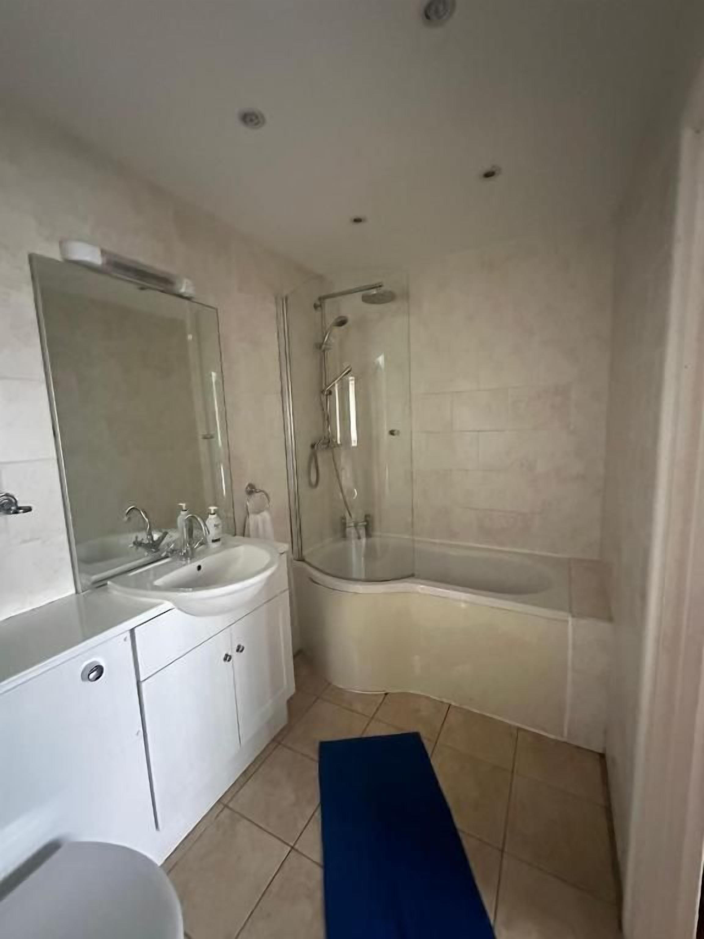 Ein Badezimmer mit Dusche, Waschbecken und Toilette.