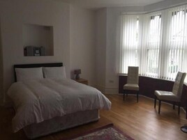 Large Double Room | 무료 WiFi, 침대 시트