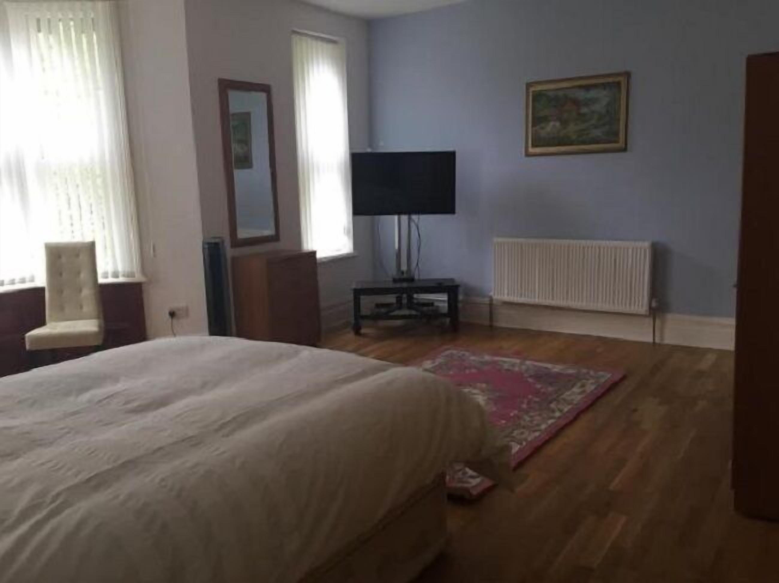 Photo - 3 Luxury En-suite Bedrooms