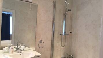 Ducha, secador de pelo y toallas