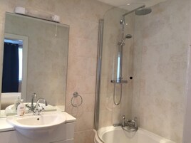 샤워 시설, 헤어드라이어, 타월