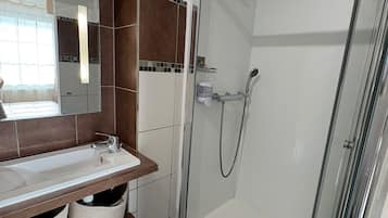 Habitación Confort con 1 cama doble o 2 individuales (Moliets) | Baño | Ducha, secador de pelo y toallas