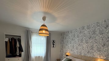 Kamar Double Comfort (Mimizan) | 1 kamar tidur, seprai premium, dan didekorasi berbeda-beda