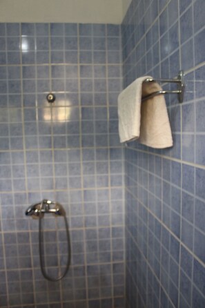 Habitación doble estándar, vista a la ciudad | Baño | Tina profunda, regadera tipo lluvia, amenidades de baño gratuitas 