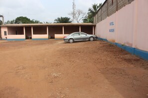 Free self-parking - Hotel Massoh (Bertoua)