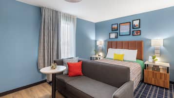 Studio suite, 1 queensize bed, toegankelijk voor mindervaliden, niet-roken (Kitchen) | Een bureau, verduisterende gordijnen, een strijkplank/strijkijzer