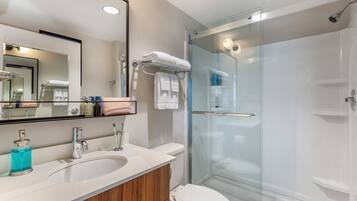 Studio Suite, 1 Queen Bed, Non Smoking, Kitchen | Bathroom
