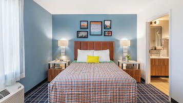 Studio suite, 1 queensize bed, niet-roken, keuken | Een bureau, verduisterende gordijnen, een strijkplank/strijkijzer