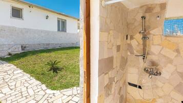 Standard House, 3 Bedrooms (1136) | Bilik Mandi | Pancuran mandi, pengering rambut, bidet, tuala disediakan