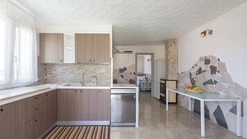 Standard House, 3 Bedrooms (1136) | Private kitchen | Full-size fridge, stovetop, cookware/dishes/utensils