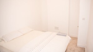 Iron/ironing board (on request), free WiFi, bed sheets - Victoria Holiday Home (Manchester)