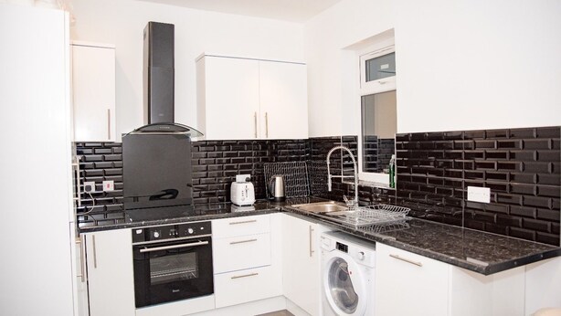 Full-sized fridge, microwave, oven, electric kettle - Victoria Holiday Home (Manchester)