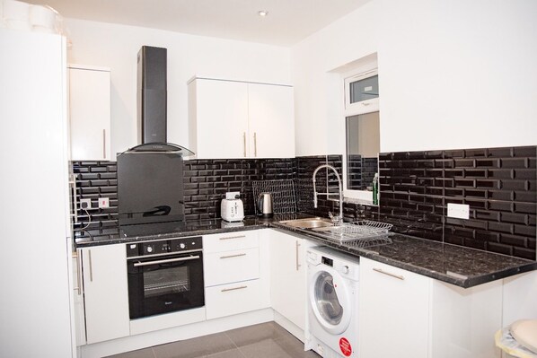 Full-sized fridge, microwave, oven, electric kettle