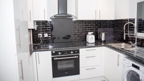 Full-sized fridge, microwave, oven, electric kettle - Victoria Holiday Home (Manchester)
