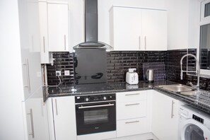 Full-sized fridge, microwave, oven, electric kettle