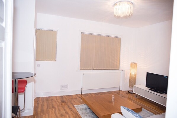 Flat-screen TV - Victoria Holiday Home (Manchester)