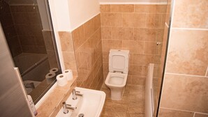 Combined shower/bathtub, free toiletries, towels - Victoria Holiday Home (Manchester)