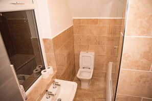 Combined shower/bathtub, free toiletries, towels