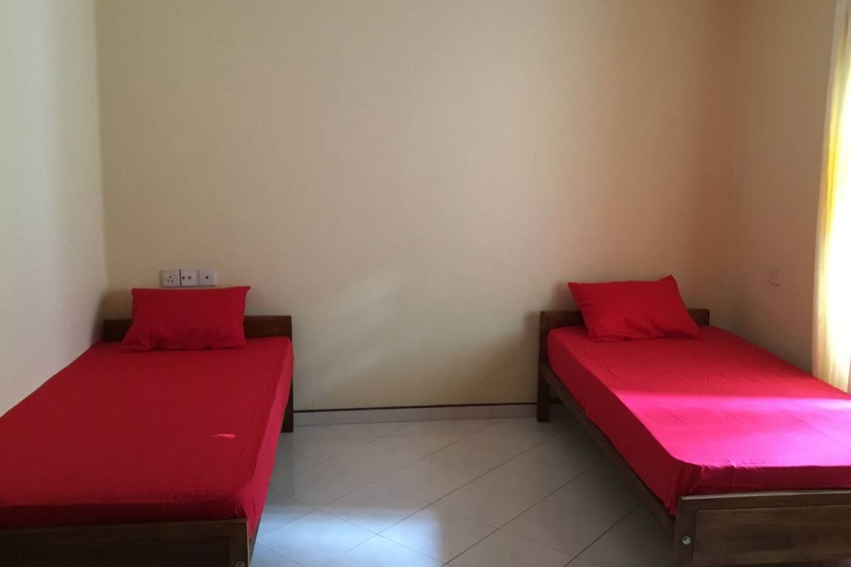 Dormitorio compartido, 1 habitación, con acceso para personas discapacitadas, para no fumadores | Caja de seguridad en la habitación y escritorio 