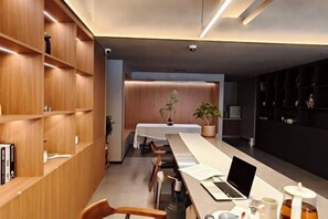 Business center - Heyi Express Hotel (Zhuhai Weichuangli Industrial Park) (ZHUHAI)