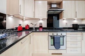 Appartement, 2 chambres | Cuisine privée | Réfrigérateur, micro-ondes, four, lave-vaisselle