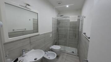 Dusche, kostenlose Toilettenartikel, Haartrockner, Bidet