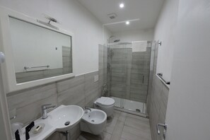 Shower, free toiletries, hair dryer, bidet - Villa Saturno (Tropea)