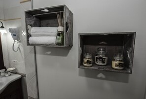 Tweepersoonskamer, uitzicht op zee | Badkamervoorzieningen | Een douche, gratis toiletartikelen, een haardroger, een bidet