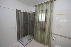 Doppelzimmer, Meerblick | Dusche im Bad