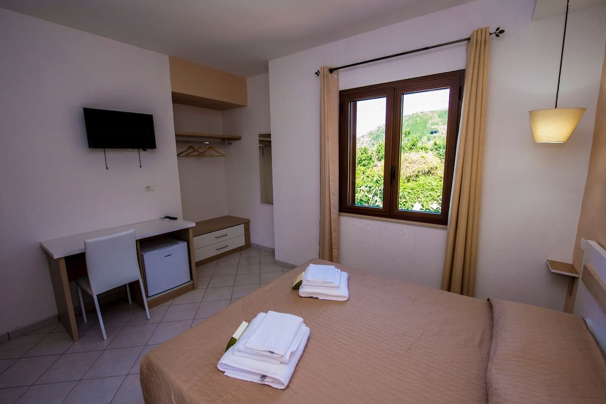 Double Room, Balcony | Minibar, in-room safe, desk, soundproofing